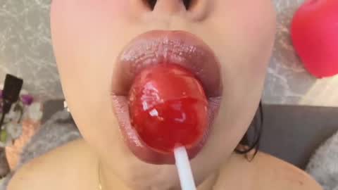 Snapshot of mia_roux13 chatting on February 20, 7:19 pm Mia Roux online show from February 20, 7:19 pm