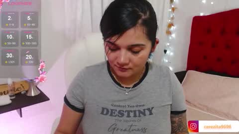 Snapshot of mia_traveluxe chatting on September 17, 2:02 am Mia online show from September 17, 2:02 am
