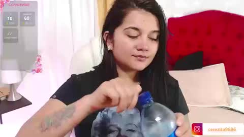 Snapshot of mia_traveluxe chatting on September 23, 2:03 am Mia online show from September 23, 2:03 am