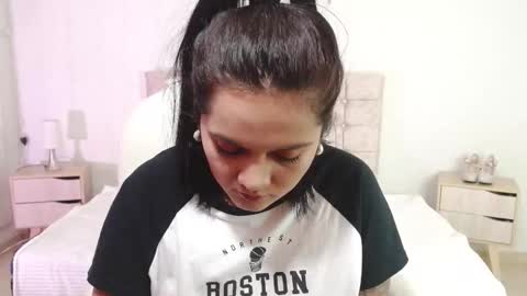 Snapshot of mia_traveluxe chatting on October 15, 4:01 am Mia online show from October 15, 4:01 am