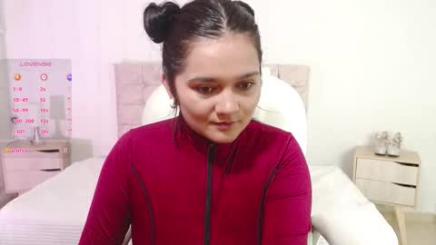 Snapshot of mia_traveluxe chatting on October 18, 12:35 am Mia online show from October 18, 12:35 am