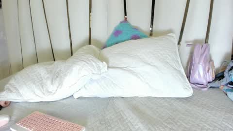 mia_vy online show from December 18, 3:23 am