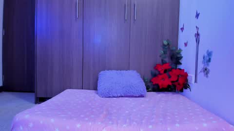 Snapshot of miaa_06 chatting on December 10, 1:22 am mia  nicolle online show from December 10, 1:22 am