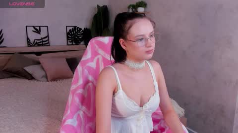 Mia online show from March 10, 10:20 am