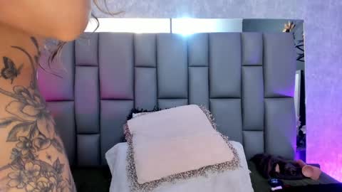 Snapshot of miaabrown__ chatting on February 6, 12:05 pm Mia online show from February 6, 12:05 pm