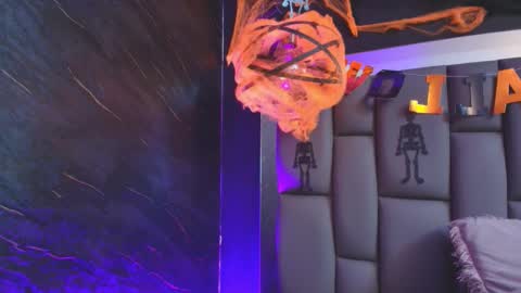 Snapshot of miaabrown__ chatting on October 31, 12:06 pm Mia online show from October 31, 12:06 pm