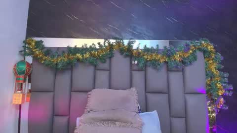 Snapshot of miaabrown__ chatting on December 2, 12:10 pm Mia online show from December 2, 12:10 pm