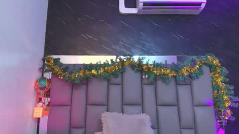 Snapshot of miaabrown__ chatting on December 4, 12:03 pm Mia online show from December 4, 12:03 pm