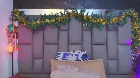 Snapshot of miaabrown__ chatting on December 5, 12:03 pm Mia online show from December 5, 12:03 pm