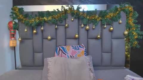 Snapshot of miaabrown__ chatting on December 15, 12:09 pm Mia online show from December 15, 12:09 pm