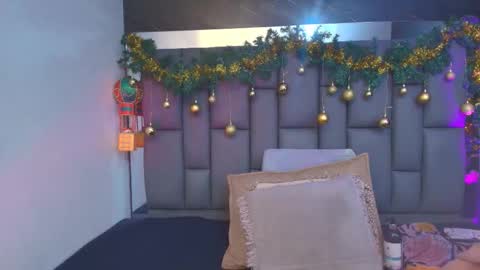 Snapshot of miaabrown__ chatting on December 18, 12:00 pm Mia online show from December 18, 12:00 pm