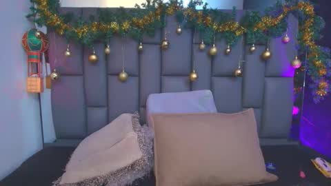 Mia online show from December 19, 12:12 pm