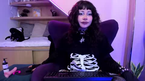 Mia online show from February 2, 12:57 pm