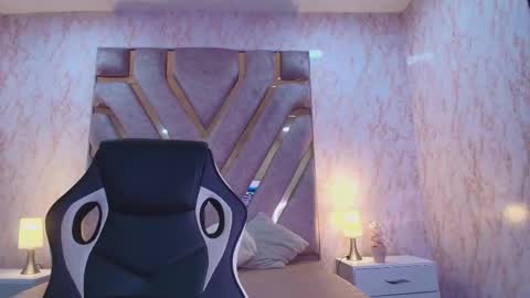 Snapshot of miaarld chatting on December 16, 8:03 pm Im Miss Mia online show from December 16, 8:03 pm