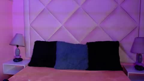 Snapshot of miaasmiith_ chatting on November 21, 1:43 pm Alexandra online show from November 21, 1:43 pm