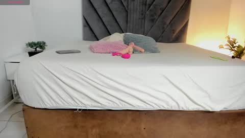 miaatorres_ online show from June 9, 12:06 pm