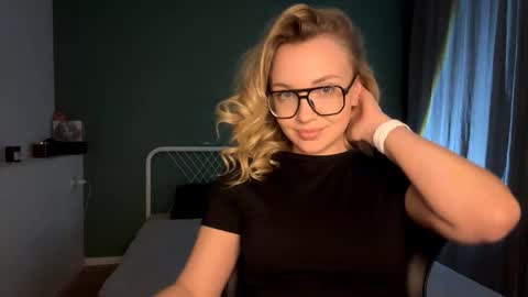 Mia online show from February 20, 6:52 pm