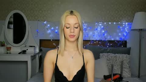 MiaBeeX online show from April 15, 2:24 pm