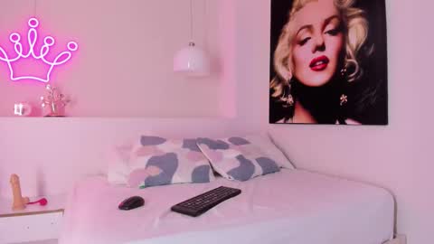 Snapshot of miabrown_gh chatting on November 27, 11:45 am Mia online show from November 27, 11:45 am