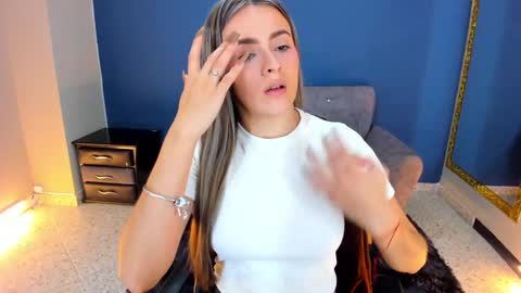 Snapshot of miacarperrlux chatting on January 27, 12:01 am MiaCarper online show from January 27, 12:01 am