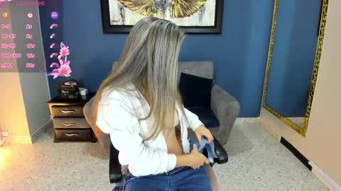 Snapshot of miacarperrlux chatting on February 17, 1:36 am MiaCarper online show from February 17, 1:36 am