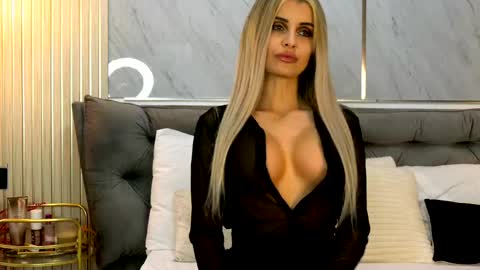 Mia online show from May 30, 8:28 pm