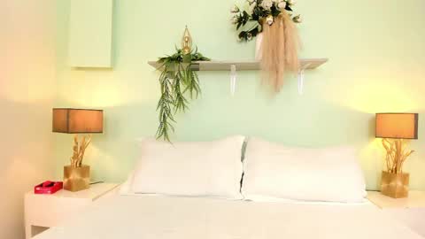 Call me Mia online show from April 4, 9:45 pm