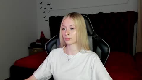 Mia online show from November 3, 5:25 pm