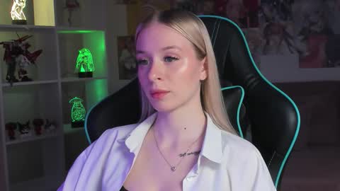 Mia online show from December 2, 5:30 pm