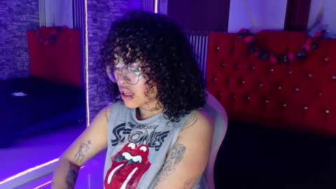 Snapshot of miahernadez303av chatting on February 28, 5:41 am MIA VELEZ online show from February 28, 5:41 am