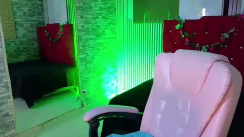miahernadezpri online show from June 27, 5:12 am