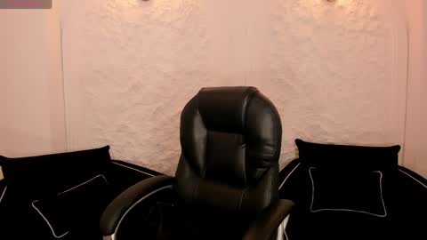 Call me Mia  online show from April 29, 10:05 pm
