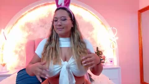 Snapshot of mialaurents chatting on December 15, 4:28 am Mia online show from December 15, 4:28 am