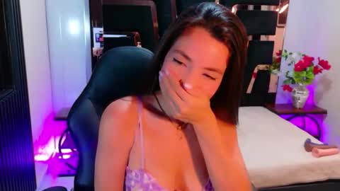 Snapshot of mialovelyn chatting on April 5, 3:47 am mialovelyn online show from April 5, 3:47 am