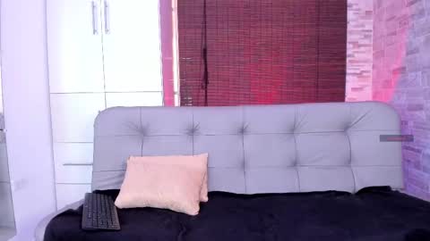 Mia online show from March 4, 7:01 pm