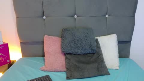 Snapshot of miamackleyn_ chatting on January 16, 2:43 pm MIA online show from January 16, 2:43 pm