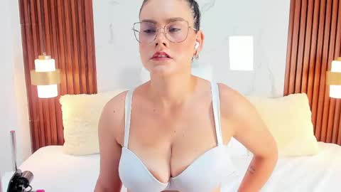 Mia  online show from May 28, 4:32 am