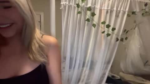 Snapshot of miamoon9 chatting on February 26, 5:06 am Mia online show from February 26, 5:06 am