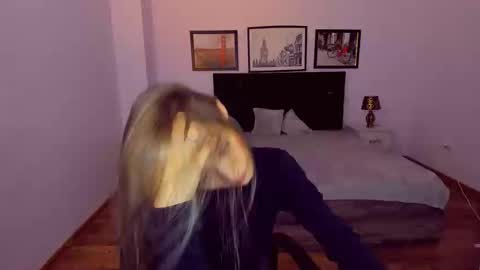 Mia online show from December 29, 10:25 pm