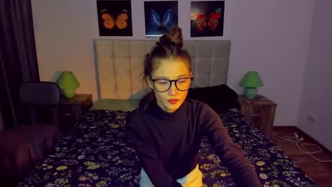 Mia online show from January 4, 5:37 pm