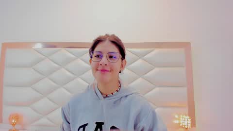 Snapshot of miaqueen021 chatting on January 20, 12:18 pm Sweetie Mia online show from January 20, 12:18 pm