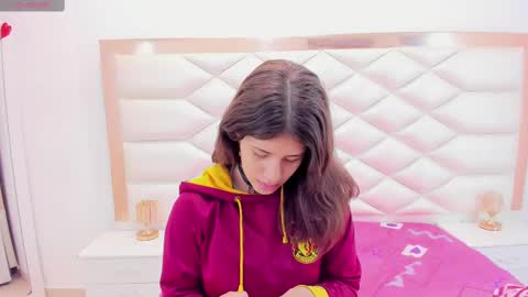 Snapshot of miaqueen021 chatting on March 6, 12:30 pm Sweetie Mia online show from March 6, 12:30 pm