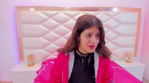 Snapshot of miaqueen021 chatting on March 7, 12:23 pm Sweetie Mia online show from March 7, 12:23 pm