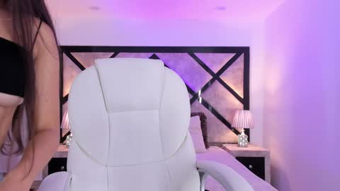 Mia online show from December 9, 8:44 pm