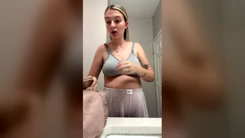 miasmith_001 online show from May 6, 7:41 pm