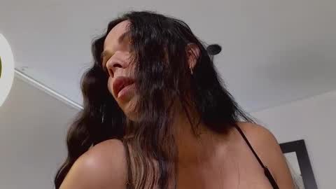 Mia online show from February 5, 1:54 pm