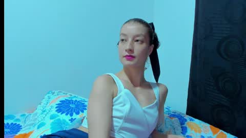  Chloe  online show from April 13, 12:05 am