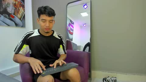 Snapshot of michael__ross chatting on January 7, 11:34 am Michael Ross online show from January 7, 11:34 am