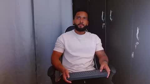 Snapshot of michael_maximo chatting on February 8, 3:21 am maximo online show from February 8, 3:21 am