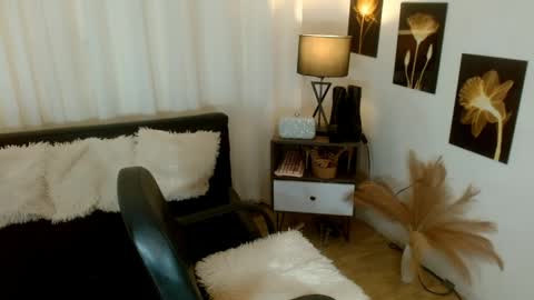 michaelagoddess online show from April 8, 8:47 am